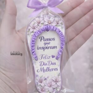 Lembrancinha Chinelinho Lírio Lilás – Dia das Mulheres